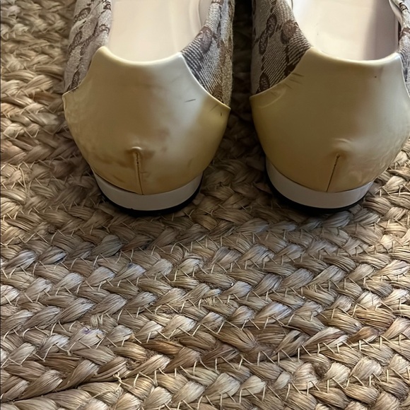 Gucci Tan and Cream Loafers with Metallic Accent - Picture 3 of 6